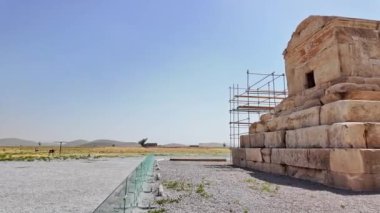 Şiraz, Fars Eyaleti - İran - 16 Nisan 2023, Pasargadae Dünya Mirası Alanı, Büyük Cyrus 'un Mezarı. Kalıntılar, bugün bir kireçtaşı mezarlığının bulunduğu başkenti Pasargadae 'ye defnedildi.