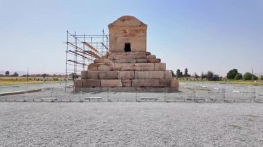 Şiraz, Fars Eyaleti - İran - 16 Nisan 2023, Pasargadae Dünya Mirası Alanı, Büyük Cyrus 'un Mezarı. Kalıntılar, bugün bir kireçtaşı mezarlığının bulunduğu başkenti Pasargadae 'ye defnedildi.