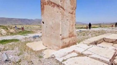 Şiraz, Fars Eyaleti - İran - 16 Nisan 2023, Pasargadae Dünya Mirası Alanı, İran 'ın Pasargadae kentindeki Büyük Cyrus' un özel saray kompleksinde bulunan taş bir sütuna yazılmış Antik Pers yazıtları.