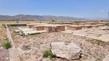 Shiraz, Fars Eyaleti - İran - 16 Nisan 2023, Kanatlı adam manzaralı sarayın kapısı, Kanatlı Pasargadae figürü