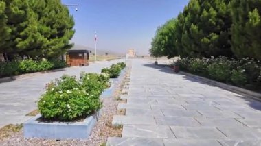 Şiraz, Fars Eyaleti - İran - 16 Nisan 2023, Pasargadae Dünya Mirası Alanı, Büyük Cyrus 'un Mezarı. Kalıntılar, bugün bir kireçtaşı mezarlığının bulunduğu başkenti Pasargadae 'ye defnedildi.