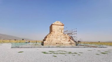 Şiraz, Fars Eyaleti - İran - 16 Nisan 2023, Pasargadae Dünya Mirası Alanı, Büyük Cyrus 'un Mezarı. Kalıntılar, bugün bir kireçtaşı mezarlığının bulunduğu başkenti Pasargadae 'ye defnedildi.