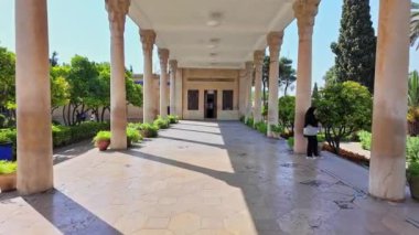 Şiraz, Fars Eyaleti - İran - 16 Nisan 2023, Sabah Hafız Mezarı, Hfezieh olarak bilinen İranlı şair Hafez. Shiraz 'da Golgast-e Mosalla' daki mezarının yanına kubbe benzeri bir yapı dikildi.