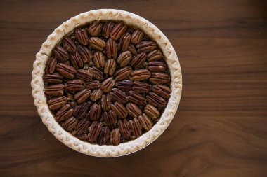 Cevizli turta pecans ve yumurta gibi maddeler ile kesme tahtası üzerinde