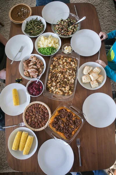 Bovenaanzicht Thanksgiving Diner Geroosterde Kalkoen Pompoentaart Eettafel Met Herfstdecoratie Ouders — Stockfoto