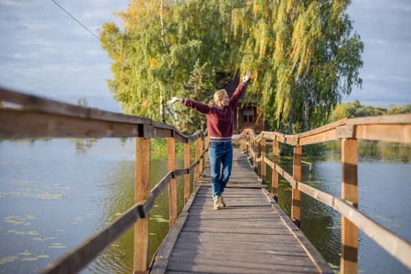 Turist Kvinna Långa Trä Hängbro Över Floden — Stockfoto