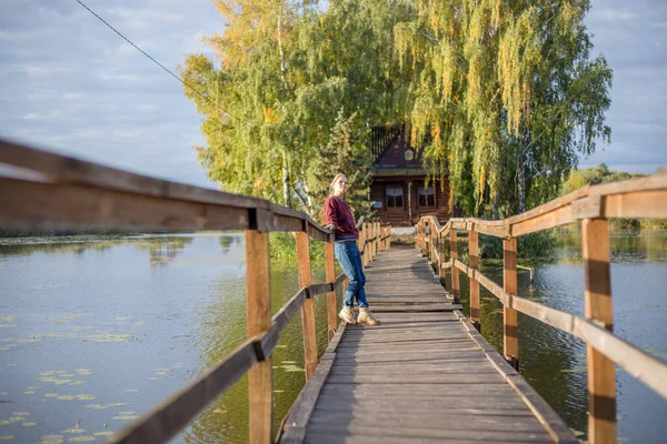 Turist Kvinna Långa Trä Hängbro Över Floden — Stockfoto
