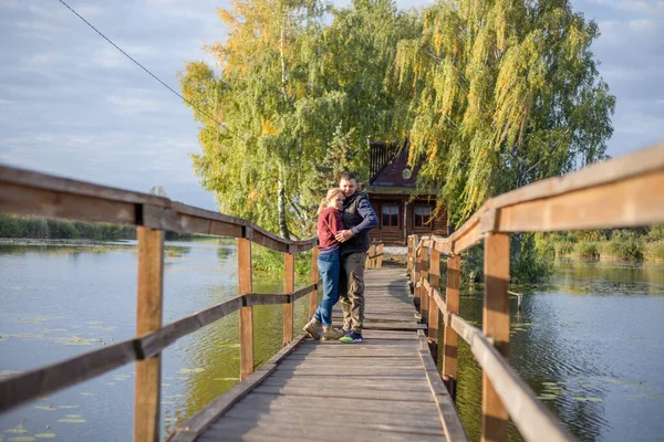 Glada Unga Par Som Älskar Att Promenera Bron Vid Solnedgången — Stockfoto