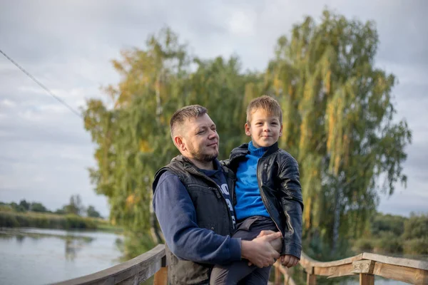 Far Håller Sin Son Sina Armar När Går Tillsammans Utanför — Stockfoto