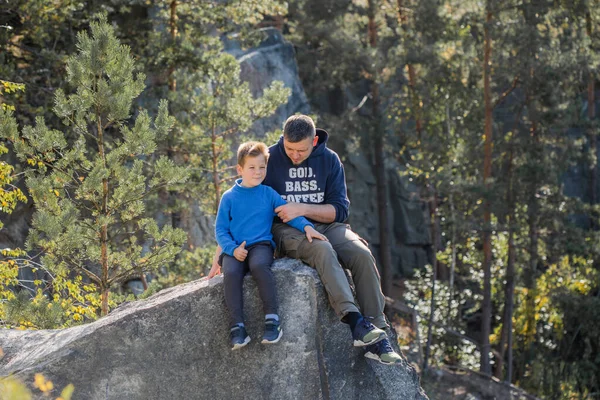 Ευτυχισμένη Οικογένεια Πατέρας Παίζει Γιο Κάθεται Στο Βράχο Απολαμβάνοντας Θέα — Φωτογραφία Αρχείου