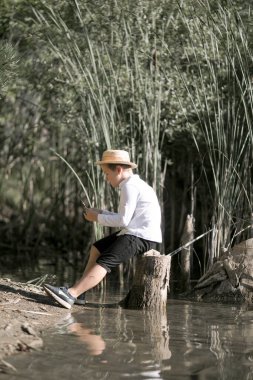 Yalnız çocuk Yunanistan 'daki yaz gölünün güzelliğine hayran. Çocuk dışarıda oynuyor.