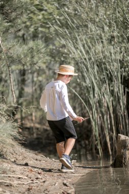 Yalnız çocuk Yunanistan 'daki yaz gölünün güzelliğine hayran. Çocuk dışarıda oynuyor.