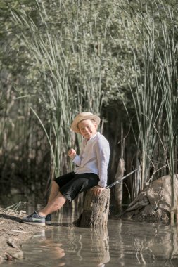 Yalnız çocuk Yunanistan 'daki yaz gölünün güzelliğine hayran. Çocuk dışarıda oynuyor.