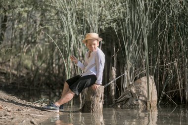 Yalnız çocuk Yunanistan 'daki yaz gölünün güzelliğine hayran. Çocuk dışarıda oynuyor.