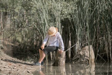 Yalnız çocuk Yunanistan 'daki yaz gölünün güzelliğine hayran. Çocuk dışarıda oynuyor.