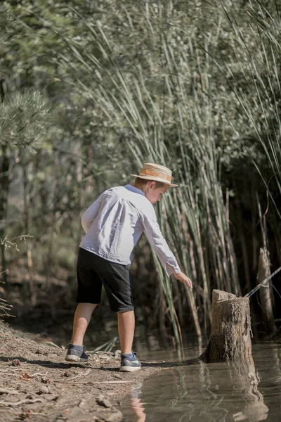 Yalnız çocuk Yunanistan 'daki yaz gölünün güzelliğine hayran. Çocuk dışarıda oynuyor.