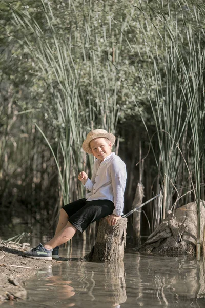 Yalnız çocuk Yunanistan 'daki yaz gölünün güzelliğine hayran. Çocuk dışarıda oynuyor.