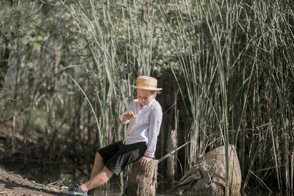 Yalnız çocuk Yunanistan 'daki yaz gölünün güzelliğine hayran. Çocuk dışarıda oynuyor.