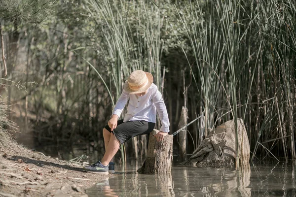 Yalnız çocuk Yunanistan 'daki yaz gölünün güzelliğine hayran. Çocuk dışarıda oynuyor.