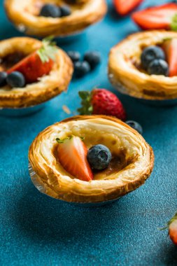 Geleneksel Portekiz yumurtalı tart tatlısı Pasteis Pastel de nata veya Pasteis de Belem