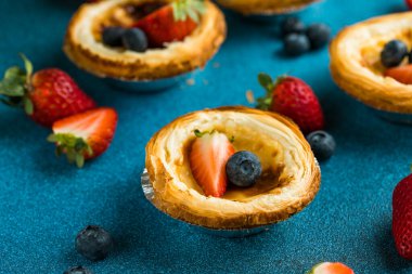 Geleneksel Portekiz yumurtalı tart tatlısı Pasteis Pastel de nata veya Pasteis de Belem