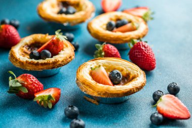 Geleneksel Portekiz yumurtalı tart tatlısı Pasteis Pastel de nata veya Pasteis de Belem
