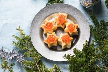 Noel ağacı kanapesi ya da salatalık dilimli sandviç, Noel için somon. Yeni yıl tarifi