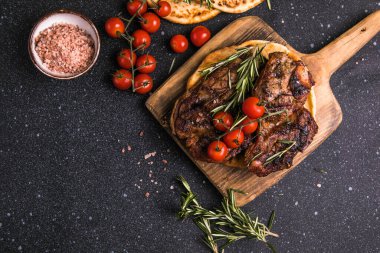 Biftek. Dilimlenmiş biftek New York ya da baharatlı biberiye ve biberli biftek. Üst görünüm.