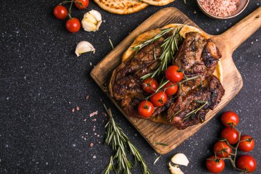 Biftek. Dilimlenmiş biftek New York ya da baharatlı biberiye ve biberli biftek. Üst görünüm.