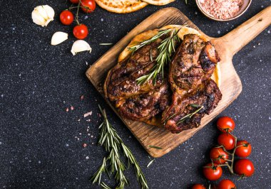 Biftek. Dilimlenmiş biftek New York ya da baharatlı biberiye ve biberli biftek. Üst görünüm.