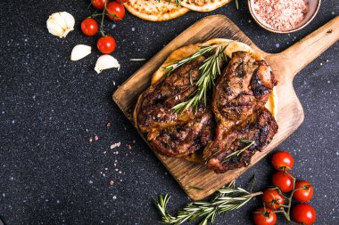 Biftek. Dilimlenmiş biftek New York ya da baharatlı biberiye ve biberli biftek. Üst görünüm.