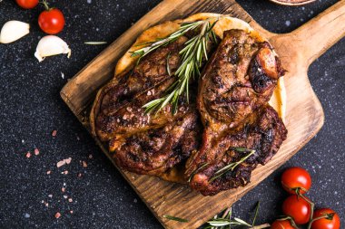 Biftek. Dilimlenmiş biftek New York ya da baharatlı biberiye ve biberli biftek. Üst görünüm.