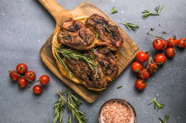 Izgara kaburga bifteği, domatesli pirzola ve mermer et. Siyah arka plan. Üst Manzara. Boşluğu kopyala.