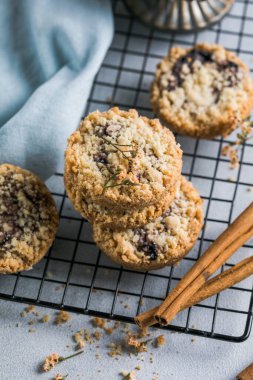 açık gri arkaplanda ahududu reçeli kurabiyeler..
