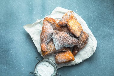 Mandazi tatlı bir Doğu Afrika sokak yiyeceğidir.
