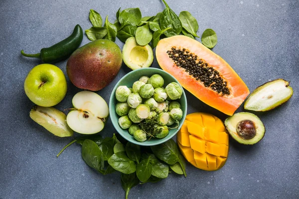 葉酸の高い食品 青い背景にビタミンCが豊富な果物 トップビュー フラットレイアウト コピースペース — ストック写真