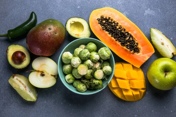 Sağlıklı Besin Seçimi Meyveler Sebzeler Süper Yiyecekler Gri Beton Arka — Stok fotoğraf