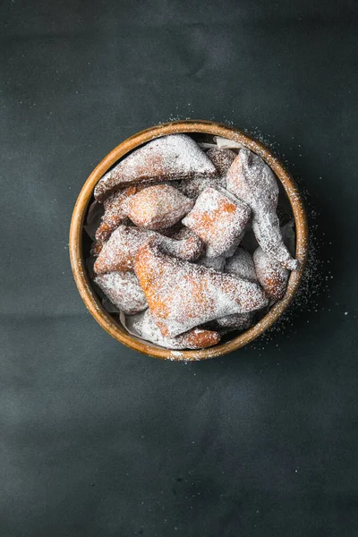 Mandazi tatlı bir Doğu Afrika sokak yiyeceğidir.