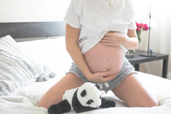 Mujer Embarazada Sentada Una Cama Sosteniendo Concepto Embarazo Maternidad Atención — Foto de Stock