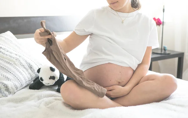 孕妇抱着床坐着 生育和产前护理的概念 有新生活的妈妈 — 图库照片