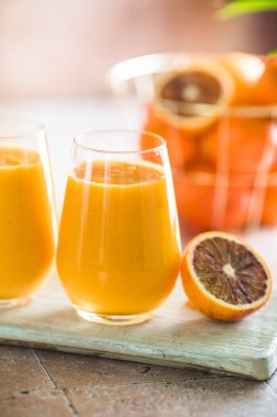 İki mango lassi ya da bardakta kesar süt. Hint sağIıklı ve mangolu soğuk bir içecek. Taze Lassi yoğurttan, sudan, baharatlardan, meyvelerden ve buzdan yapılır..