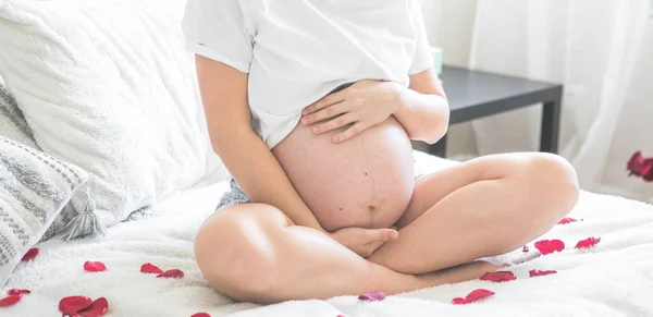 Schwangere Die Auf Einem Bett Sitzt Und Das Konzept Von — Stockfoto