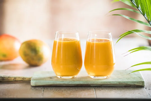 Dvě Mangové Lassi Nebo Kesarové Mléko Sklenicích Indický Zdravý Ajurvédský — Stock fotografie