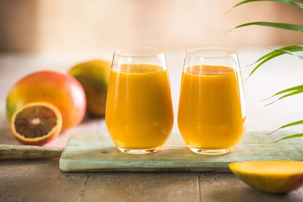 两杯芒果拉西牛奶或科萨牛奶配眼镜 印度健康的羊水冷饮与芒果 由酸奶 水果和冰块制成的鲜美的乳酪 — 图库照片