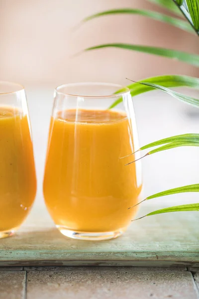 2つのマンゴーラッシーやメガネのシーザーミルク マンゴーとインドの健康的なアーユルヴェーダ冷たい飲み物 ヨーグルト スパイス 氷で作られた新鮮さのクラス — ストック写真