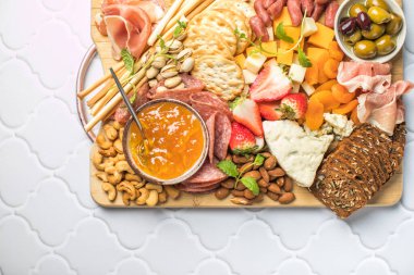 Antipasto et tahtası. Jamonlu, sosisli ve peynirli servis tabağı. Yemek tarifi geçmişi. Kapat..