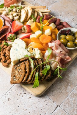 Antipasto et tahtası. Jamonlu, sosisli ve peynirli servis tabağı. Yemek tarifi geçmişi. Kapat..