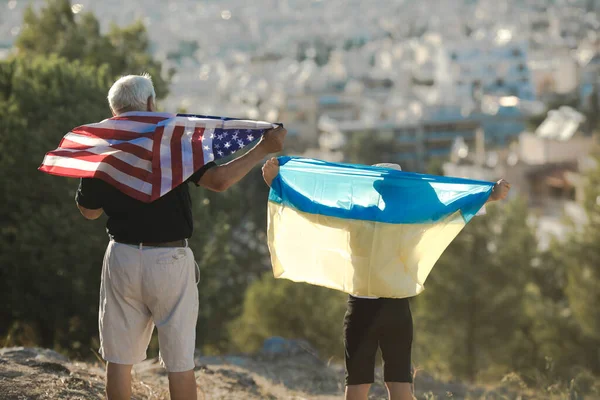 Nyugdíjas Férfi Kisfiú Tartja Zászlókat Usa Ukrajna Városnéző — Stock Fotó