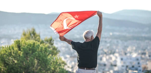 Hazafias Idős Ember Nemzeti Zászlóval Kezében Ünnepli Török Függetlenség Napját — Stock Fotó