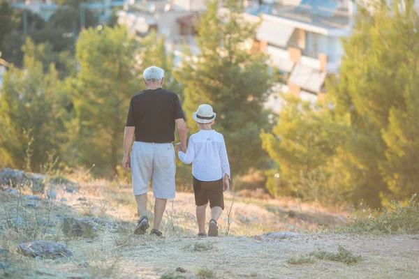 爷爷和孙子在户外享受着 拥抱着 友好家庭的概念 — 图库照片